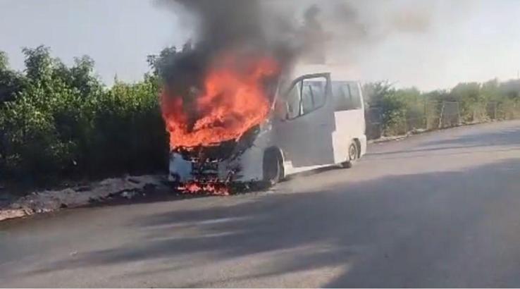 Erdemli'de yolcu minibüsü yandı