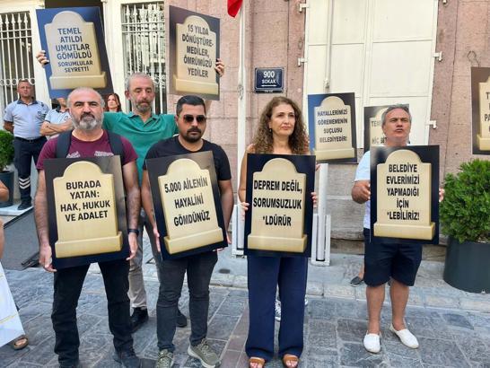 İzmir'de, kooperatif mağdurlarından 'mezar taşı' dövizli eylem