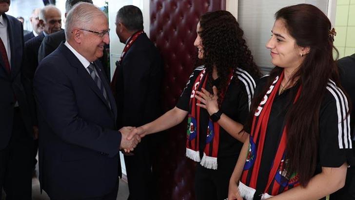 Bakan Güler, Yüksekova Kadın Futbol Takımı ile bir araya geldi