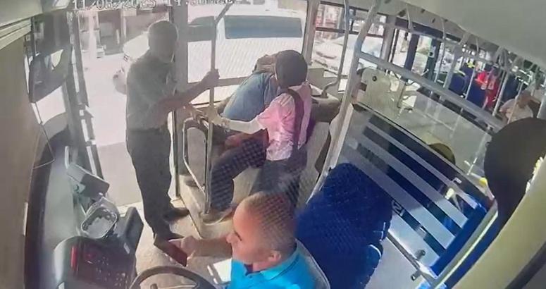 Otobüste fenalaşan yolcuya müdahale kamerada