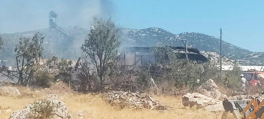 Ev yangını ormana sıçramadan söndürüldü