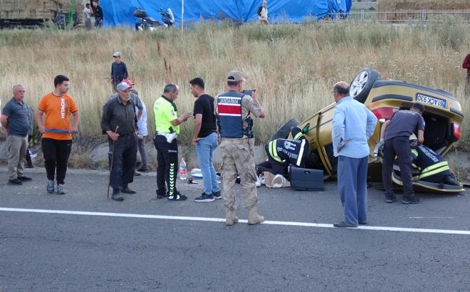 Erzurum’da refüje çarpan otomobil takla attı: 1 ölü, 1 yaralı