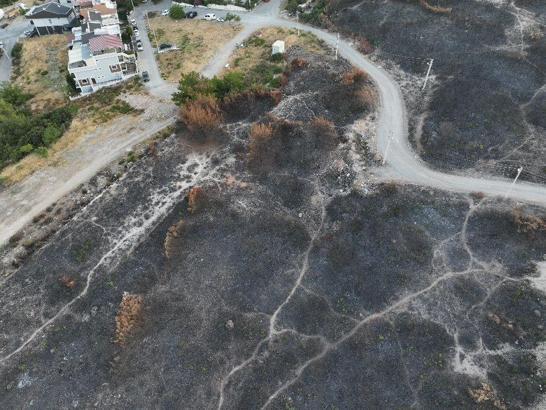 İzmir’de yerleşim yerlerinin çevresinde yanan alanlar dronla görüntülendi