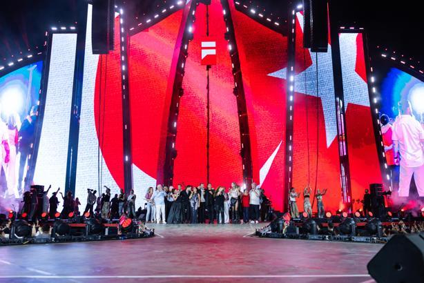 ‘Rüya Gibi Bir Gece’de Cem Adrian, Gökhan Türkmen, Hande Yener gibi birçok ünlü sanatçı sahne aldı