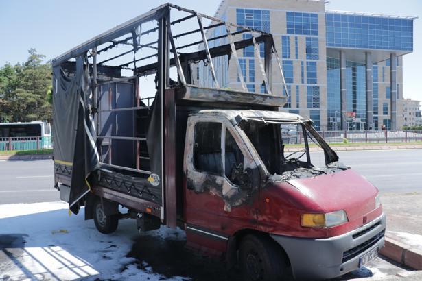 Kayseri'de park halindeki kamyonet yandı