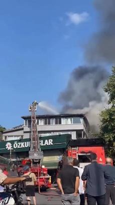 İstanbul - Beykoz’da 3 katlı binanın çatısında çıkan yangın söndürüldü