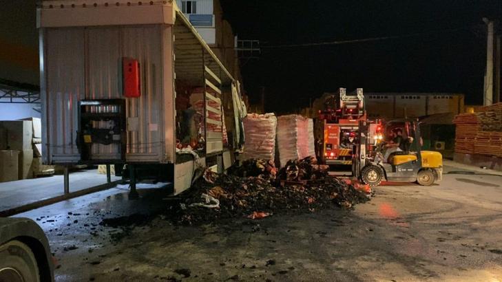 Bursa'da mangal kömürü yüklü TIR'da yangın