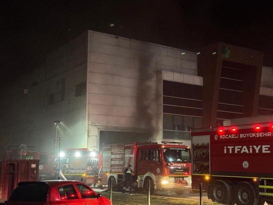 Kocaeli'de geri dönüşüm fabrikasında çıkan yangın söndürüldü