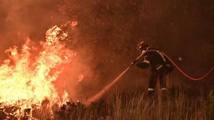 Yunanistan’da orman yangını otoparka sıçradı: 550 araç kullanılamaz hale geldi