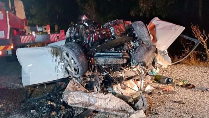 Çanakkale'de iki otomobilin çarpıştığı kazada ölen 6 kişinin kimlikleri belirlendi