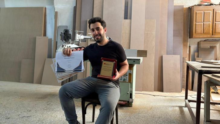 Gündüz mobilya atölyesinde, akşam film setinde