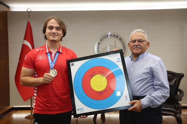 Başkan Büyükkılıç, okçulukta dünya şampiyonu olan Arslan’ı ağırladı
