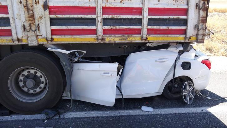 TIR'ın altına giren otomobilin sürücüsü Burak hayatını kaybetti