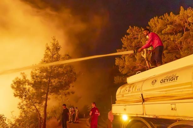 Yenişehir Belediyesi Silifke’de yangın söndürme çalışmalarına destek verdi