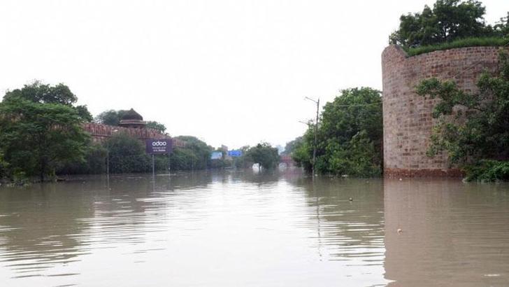 Hindistan'da sel: 17 ölü, 75 yaralı