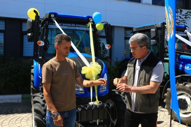 Tokat’ta ORKÖY kredisiyle alınan 4 traktör köylülere teslim edildi