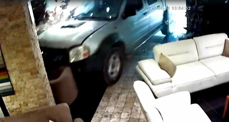 Sürücü rahatsızlanınca kamyonet, araca çarpıp mağazaya daldı; olay anı kamerada