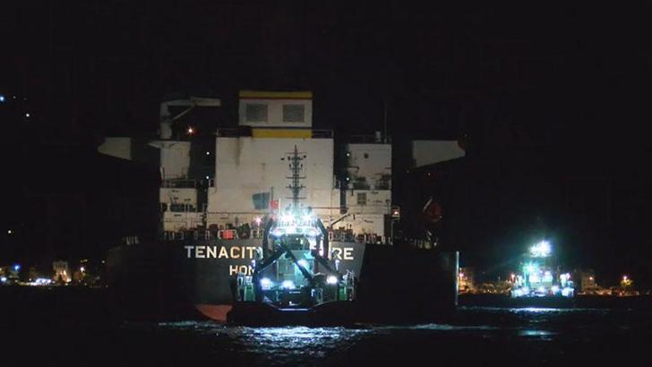 İstanbul Boğazı'nda gemi trafiği, arızalı geminin demirletilmesinin ardından açıldı