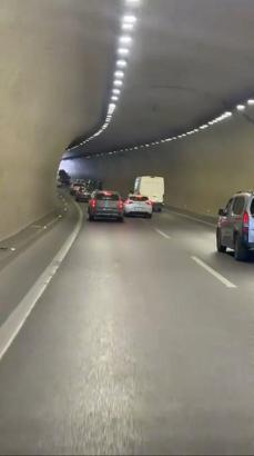 İstanbul - Ümraniye'de tünelde yol verme tartışması kamerada