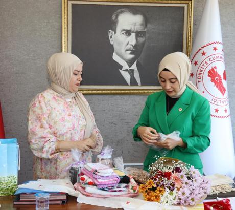 Kadın kaymakama ilçedeki hemcinslerinden 'çeyiz bohçası' hediyesi
