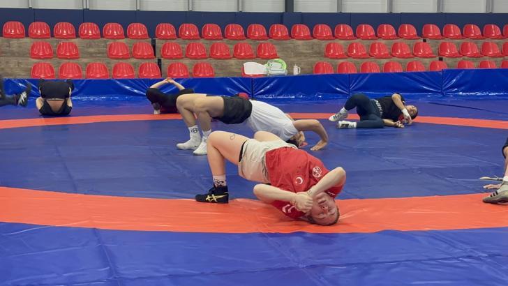 Kadın Güreş Milli Takımı Dünya Şampiyonası'na hazırlanıyor