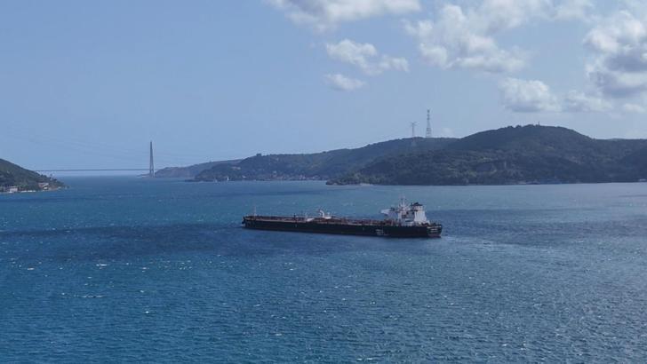 İstanbul- İstanbul Boğazı'nda arızalanarak Sarıyer açıklarına demirletilen tanker havadan görüntülendi