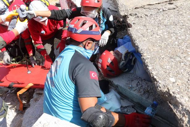 Antalya'da deprem tatbikatı gerçeğini aratmadı