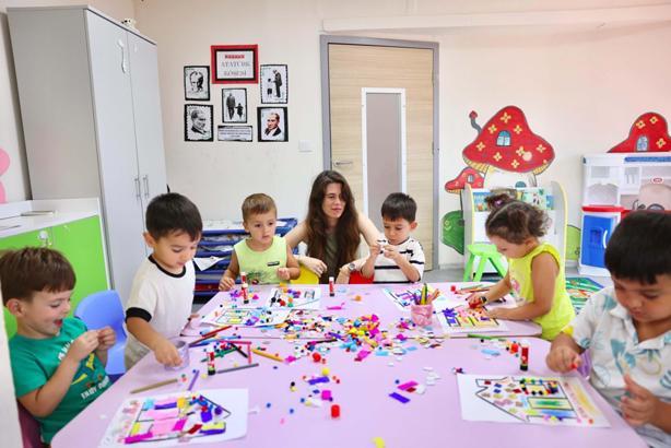 Başkan Denizli, Yuvamız Çeşme Reisdere’de miniklerle sohbet edip, uçurtma yaptı