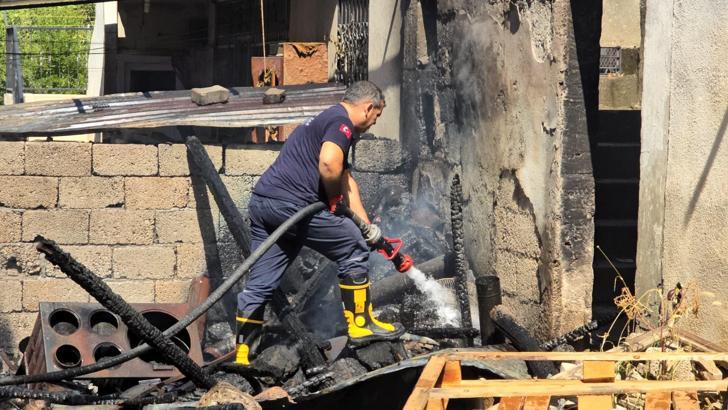 Kozan'da odunluk yandı