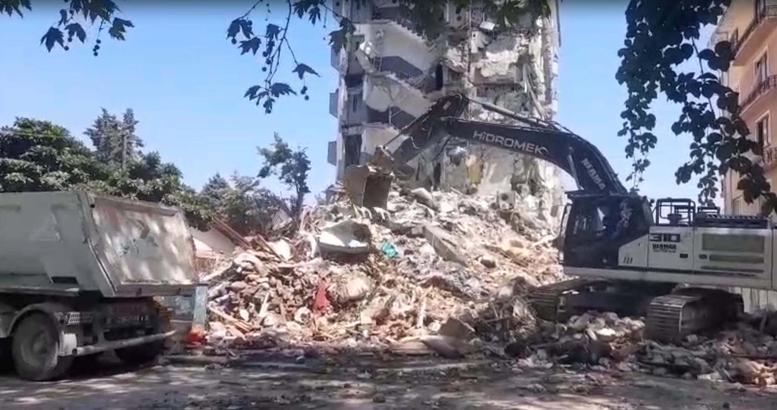 Sındırgı’da hasarlı binaların yıkımına başlandı