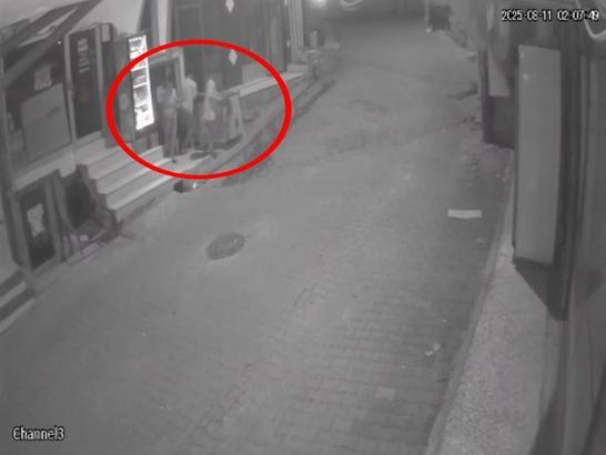 Marketin önündeki dolaptan dondurma çalan 3 şüpheli yakalandı