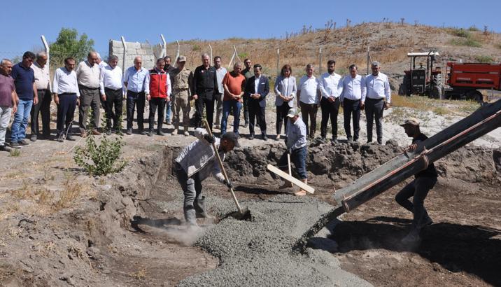 Depremzedeler için ahır temeli atıldı