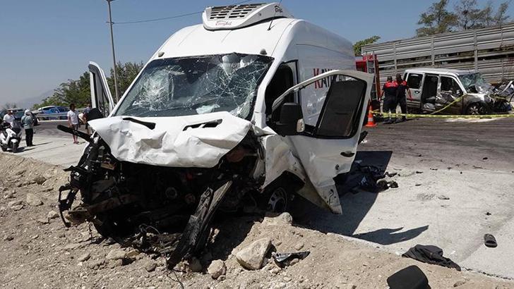 Minibüs ile hafif ticari araç çarpıştı; kayınvalide, kayınpeder ile gelin öldü, 3 yaralı