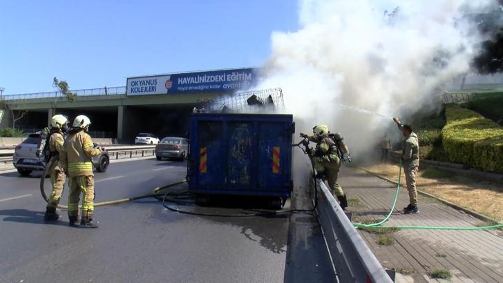 İstanbul-Kadıköy'de hurda yüklü kamyonette çıkan yangın söndürüldü