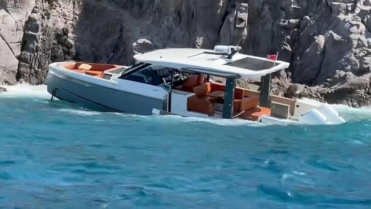 Bodrum'da arıza yapan tekne karaya oturdu, 3 kişi kurtarıldı