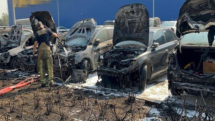 AVM’nin otoparkında çıkan yangında 8 araç zarar gördü