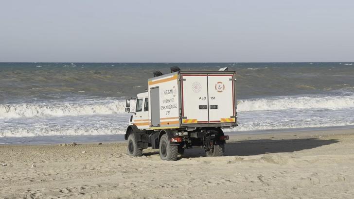 İstanbul - Arnavutköy'de yasağa rağmen denize giren kişi kayboldu
