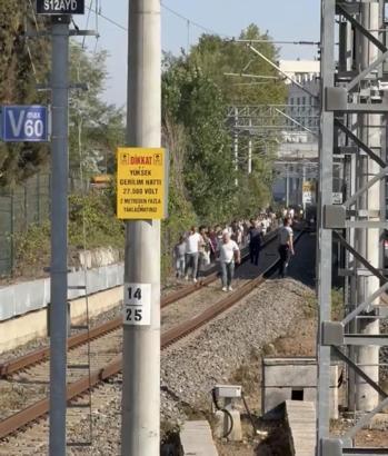 İstanbul- Marmaray hattına ağaç devrildi, yolcular demir yolunda yürüdü