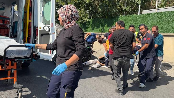 İstanbul- Avcılar'da motosiklet park halindeki çekiciye çarptı: 2 yaralı
