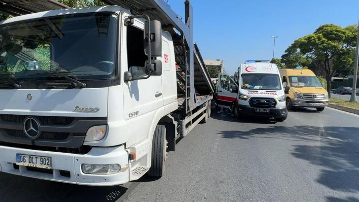 Avcılar'da motosiklet park halindeki çekiciye çarptı: 2 yaralı