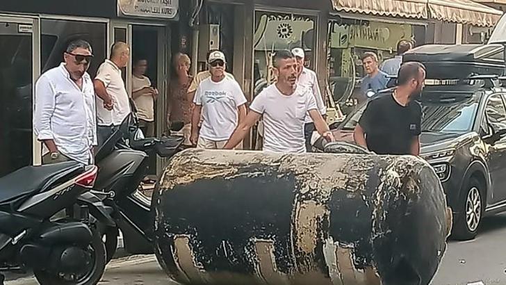 Balıkesir'de kuvvetli rüzgar, 4 tonluk su deposunu caddeye uçurdu