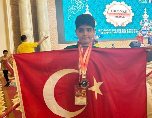 Matematik yarışmasında Türkiye'yi temsil eden Ezel Ali, dünya 3'üncüsü oldu