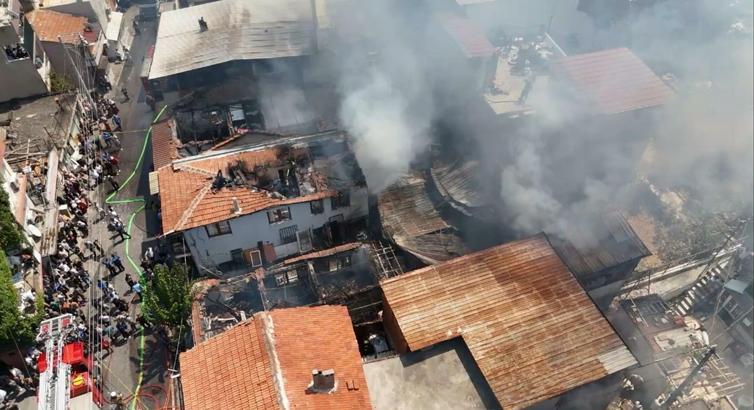 İzmir'de bir hurda deposunda çıkan yangın 4 eve de sıçradı/Ek fotoğraflar