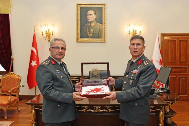 Kara Kuvvetleri Komutanı Bayraktaroğlu, devir teslim törenlerine katıldı (2)