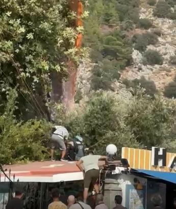 Fethiye'de yamaç paraşütü ağaca takılınca işletmenin çatısına indi: 1 yaralı