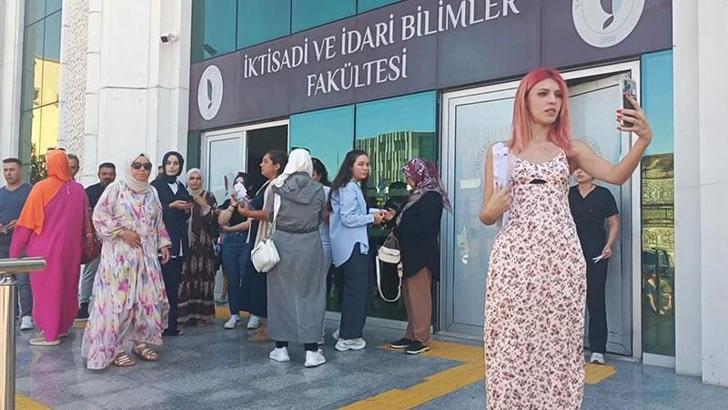 Yalova'da kazadan sonra oluşun trafik yoğunluğu nedeniyle AÖF sınavına geç kaldılar