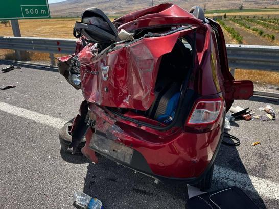 Niğde Otoyolu’nda kamyon ile otomobil çarpıştı; 1 ölü, 3 yaralı