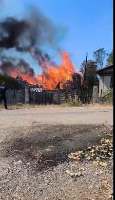 Otluk alanda çıkan yangında 3 ev 2 ahır ve 2 samanlık kül oldu