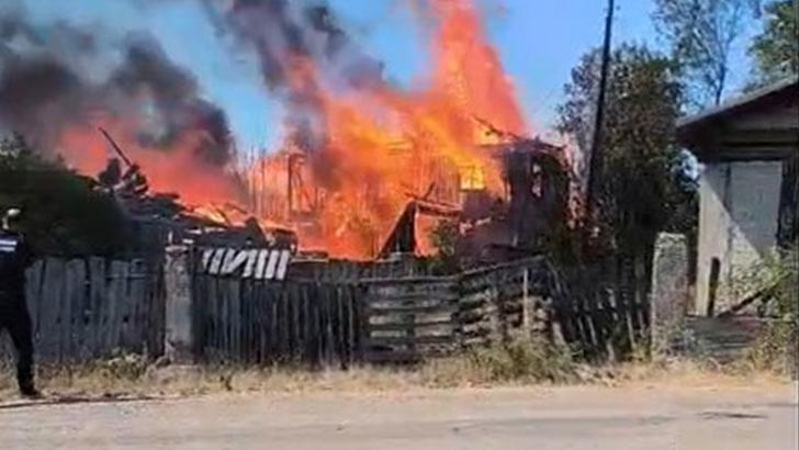 Otluk alanda çıkan yangında 3 ev 2 ahır ve 2 samanlık kül oldu