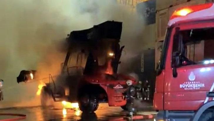 Ambarlı Limanı'nda yanan iş makinesi kullanılamaz hale geldi